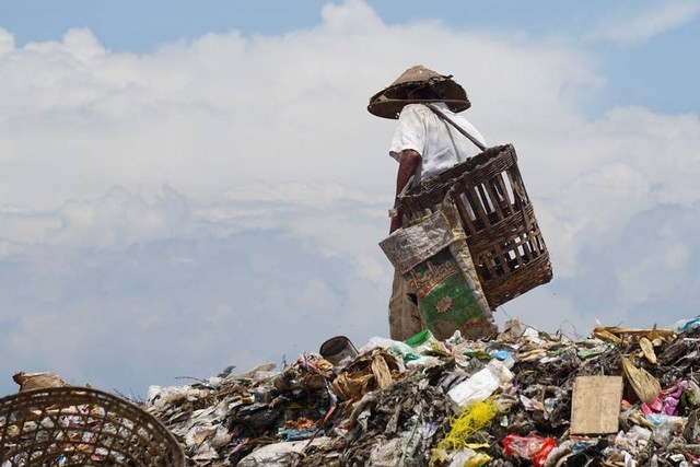 Penggerak Sistem Pengelolaan Sampah Terintegrasi Berbasis Teknologi
